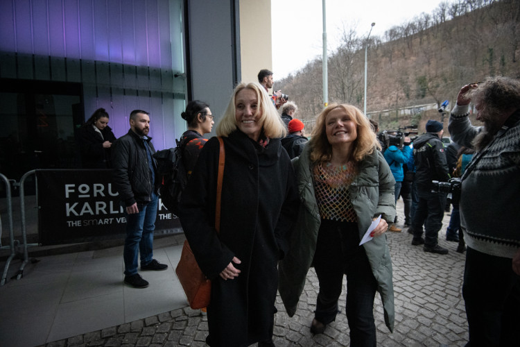 FOTOGALERIE: Podívejte se do zákulisí Pavlova štábu. Přišli umělci i politici