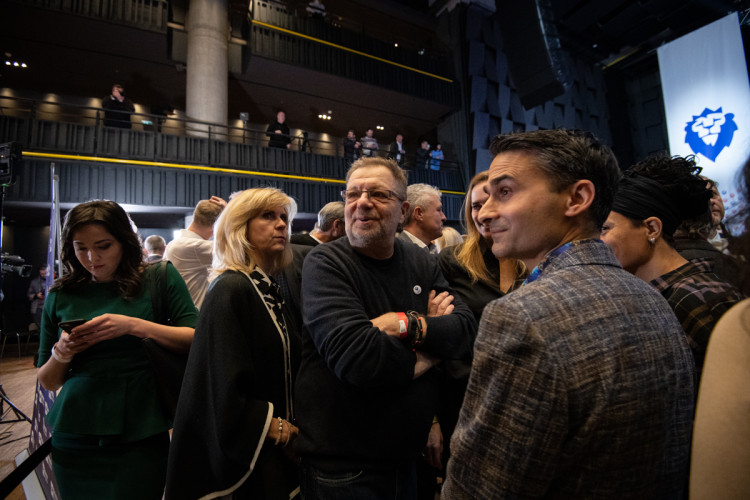 FOTOGALERIE: Podívejte se do zákulisí Pavlova štábu. Přišli umělci i politici