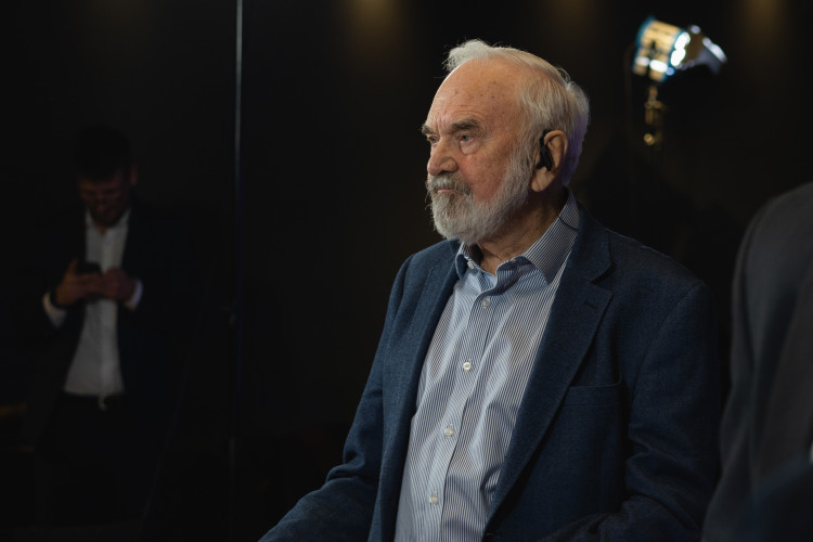 FOTOGALERIE: Podívejte se do zákulisí Pavlova štábu. Přišli umělci i politici