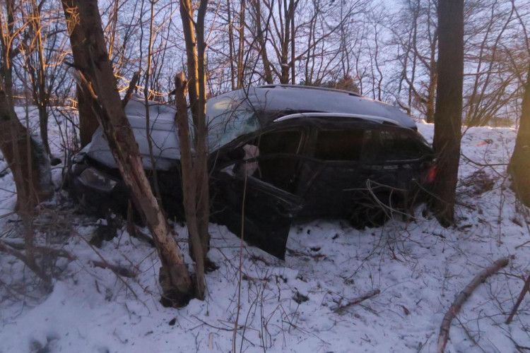 Pod vlivem alkoholu narazila do tří stromů