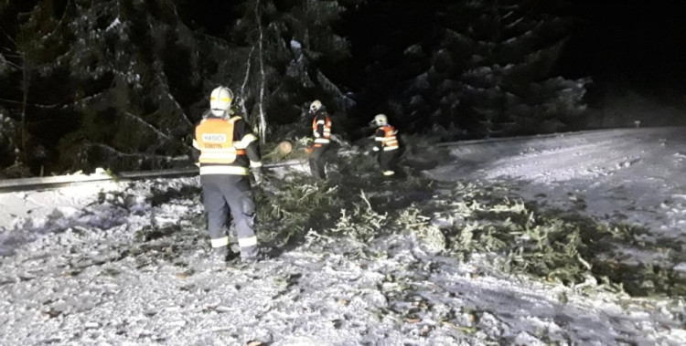 FOTOGALERIE: Hasiče zaměstnaly desítky komplikací způsobených silným větrem