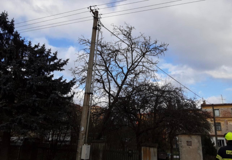 FOTOGALERIE: Hasiče zaměstnaly desítky komplikací způsobených silným větrem