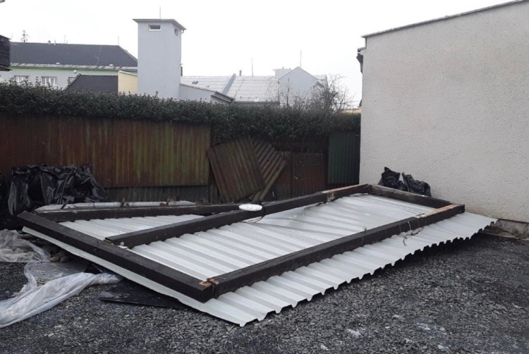 FOTOGALERIE: Hasiče zaměstnaly desítky komplikací způsobených silným větrem