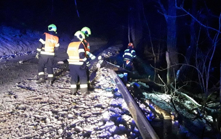 FOTOGALERIE: Hasiče zaměstnaly desítky komplikací způsobených silným větrem