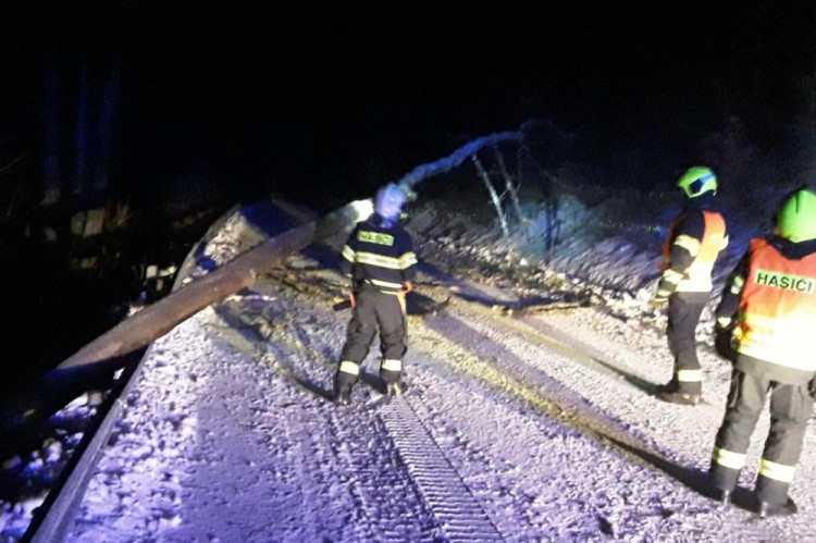 FOTOGALERIE: Hasiče zaměstnaly desítky komplikací způsobených silným větrem