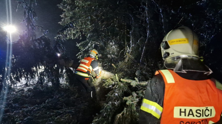 FOTOGALERIE: Silný vítr zaměstnal hasiče v kraji, od noci jsou v plném zápřahu
