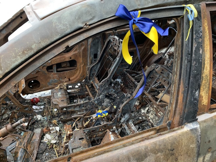 Výstava rozstřílených aut z Ukrajiny