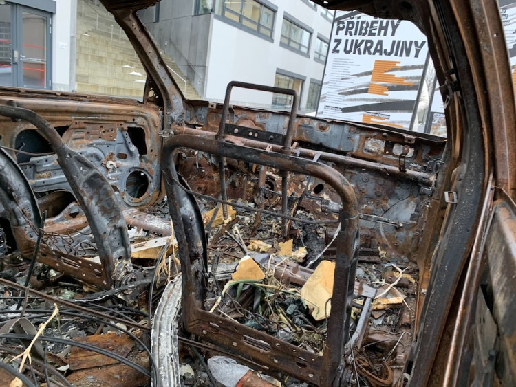 Výstava rozstřílených aut z Ukrajiny