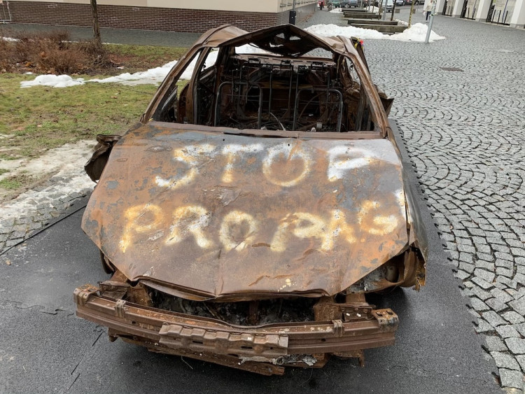 Výstava rozstřílených aut z Ukrajiny