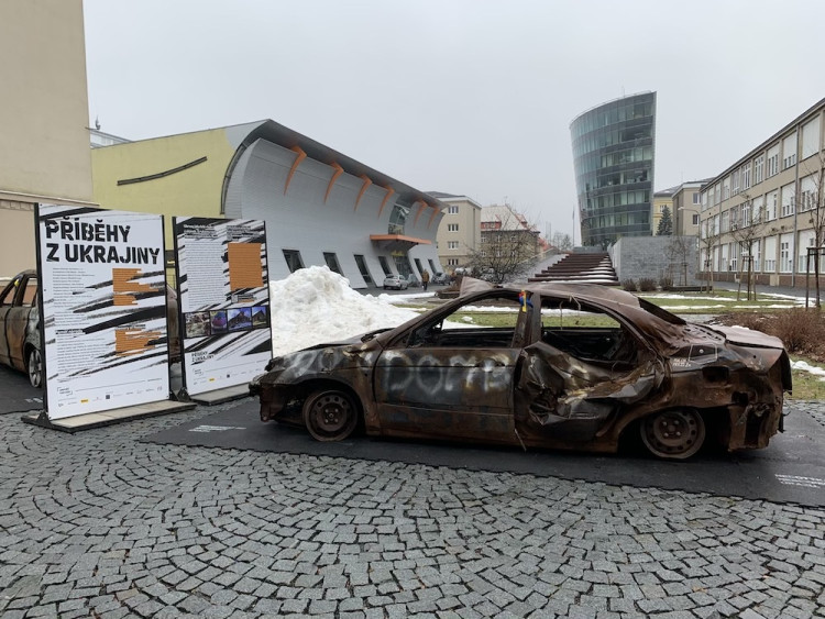 Výstava rozstřílených aut z Ukrajiny