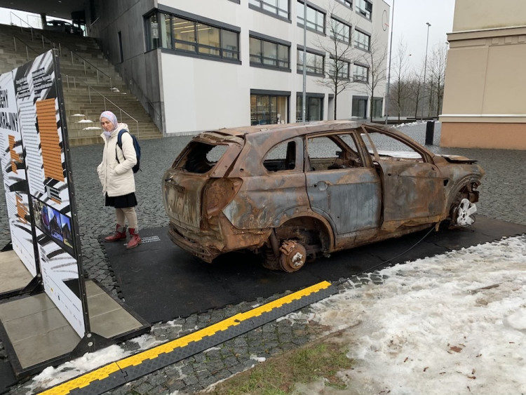 Výstava rozstřílených aut z Ukrajiny