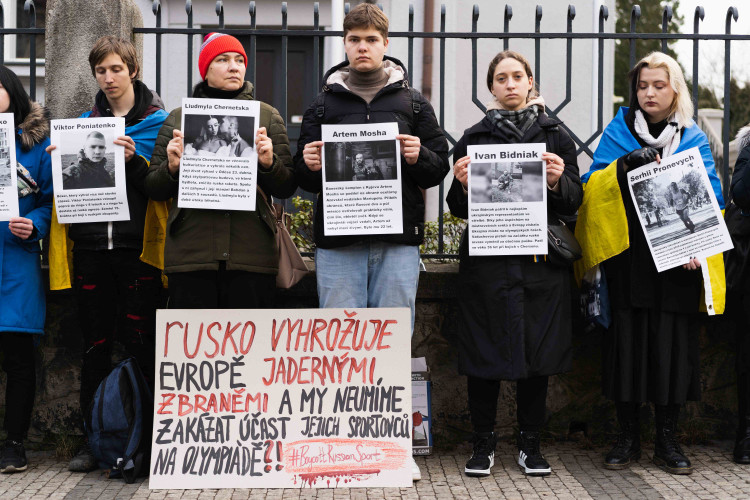 FOTOGALERIE: Ne Rusům na olympiádě! Lidé protestovali před sídlem olympijského výboru