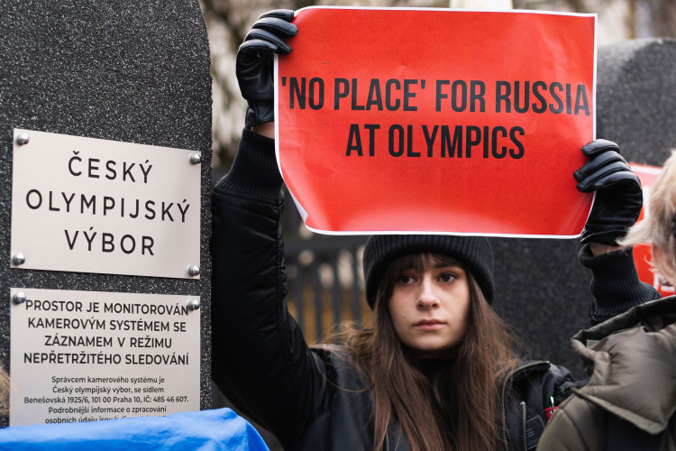 FOTOGALERIE: Ne Rusům na olympiádě! Lidé protestovali před sídlem olympijského výboru