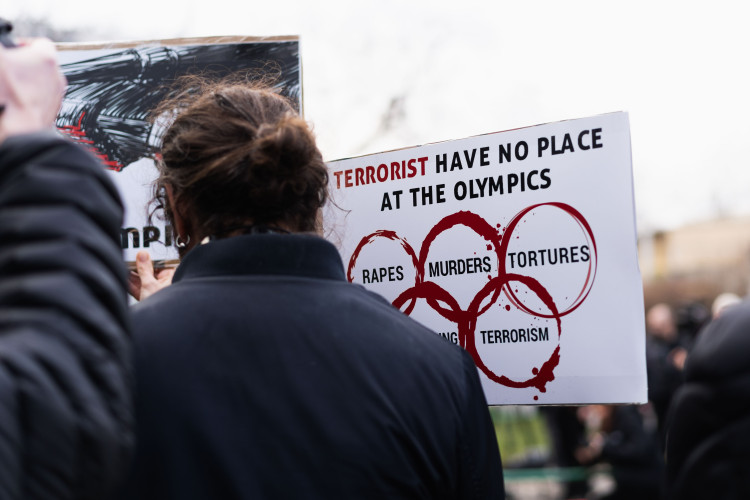 FOTOGALERIE: Ne Rusům na olympiádě! Lidé protestovali před sídlem olympijského výboru