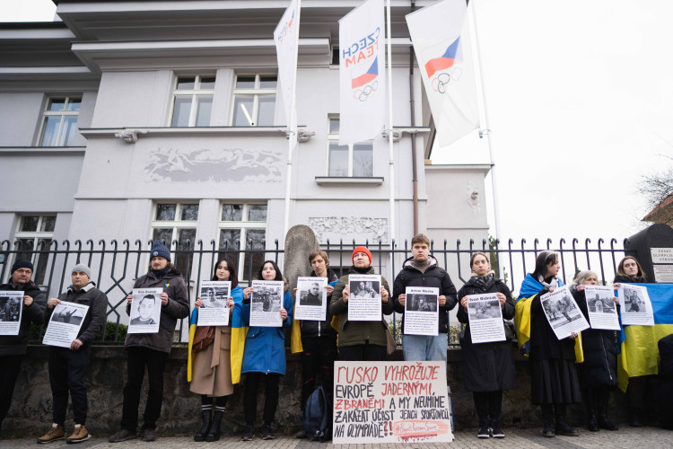 FOTOGALERIE: Ne Rusům na olympiádě! Lidé protestovali před sídlem olympijského výboru