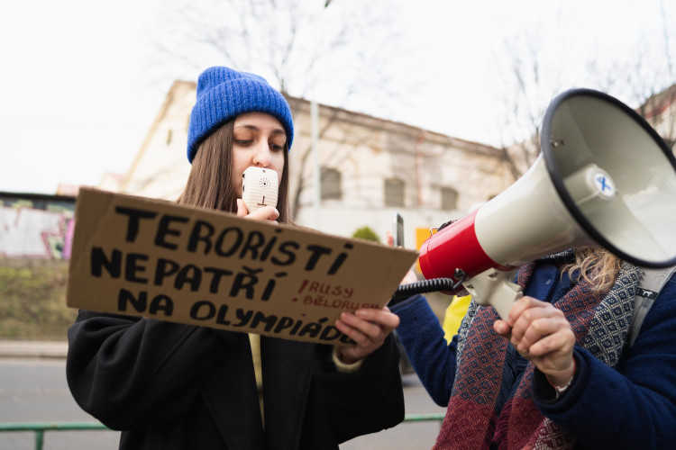 FOTOGALERIE: Ne Rusům na olympiádě! Lidé protestovali před sídlem olympijského výboru