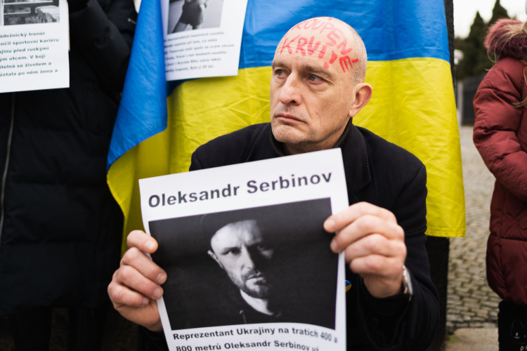 FOTOGALERIE: Ne Rusům na olympiádě! Lidé protestovali před sídlem olympijského výboru