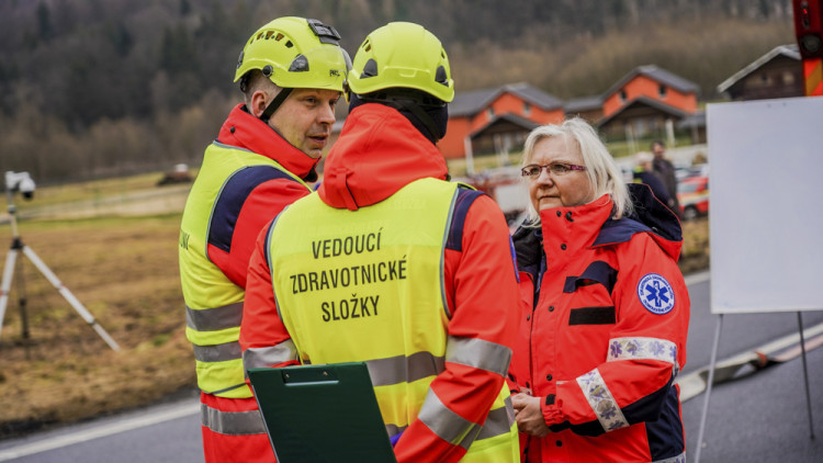 FOTOGALERIE: Rozsáhlé taktické cvičení prověřila schopnosti záchranných složek u havárie cisterny