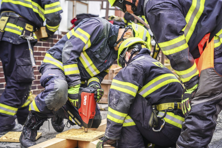 FOTOGALERIE: Rozsáhlé taktické cvičení prověřila schopnosti záchranných složek u havárie cisterny