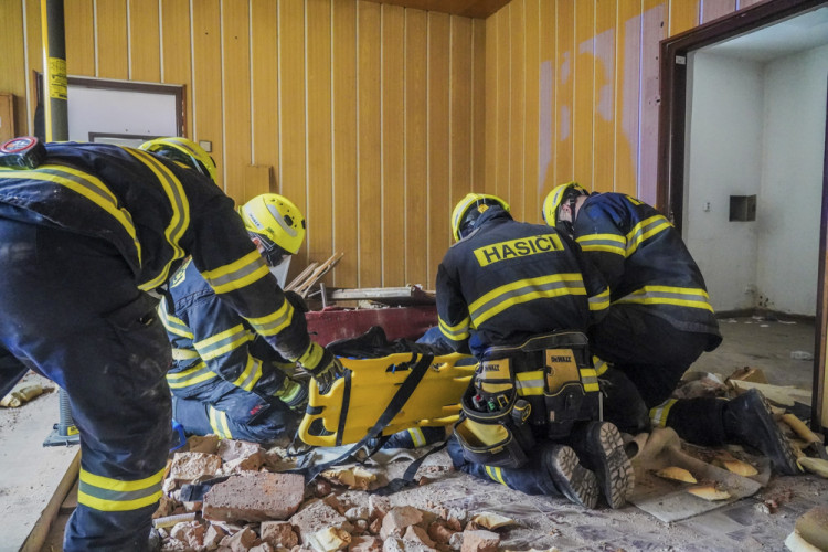 FOTOGALERIE: Rozsáhlé taktické cvičení prověřila schopnosti záchranných složek u havárie cisterny