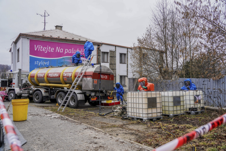 FOTOGALERIE: Rozsáhlé taktické cvičení prověřila schopnosti záchranných složek u havárie cisterny