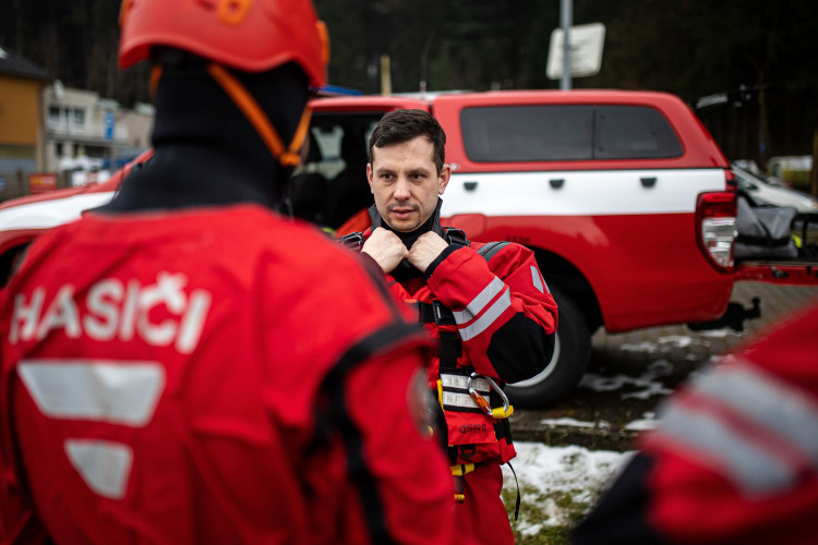 GALERIE: Jak vypadá záchrana člověka, pod kterým se propadne led?