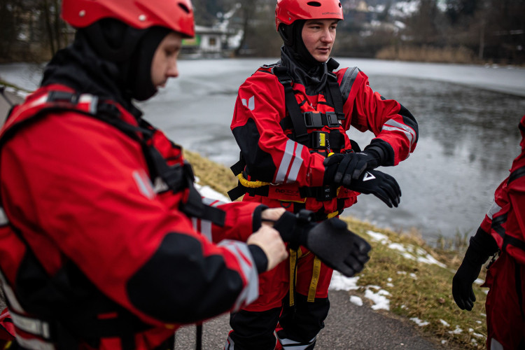 GALERIE: Jak vypadá záchrana člověka, pod kterým se propadne led?