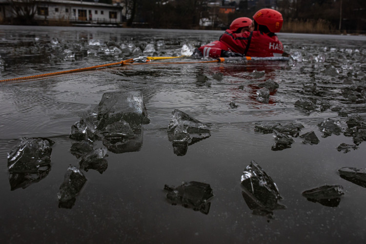 GALERIE: Jak vypadá záchrana člověka, pod kterým se propadne led?
