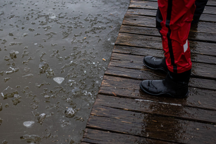 GALERIE: Jak vypadá záchrana člověka, pod kterým se propadne led?