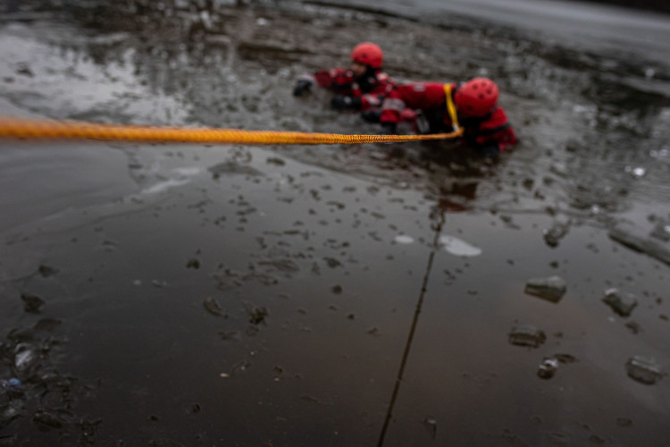 GALERIE: Jak vypadá záchrana člověka, pod kterým se propadne led?