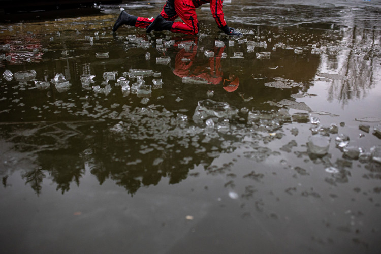 GALERIE: Jak vypadá záchrana člověka, pod kterým se propadne led?