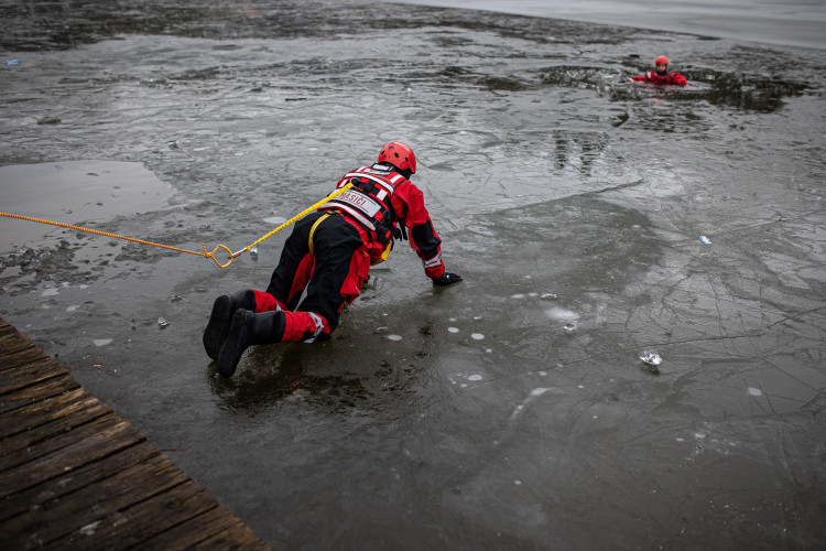 GALERIE: Jak vypadá záchrana člověka, pod kterým se propadne led?
