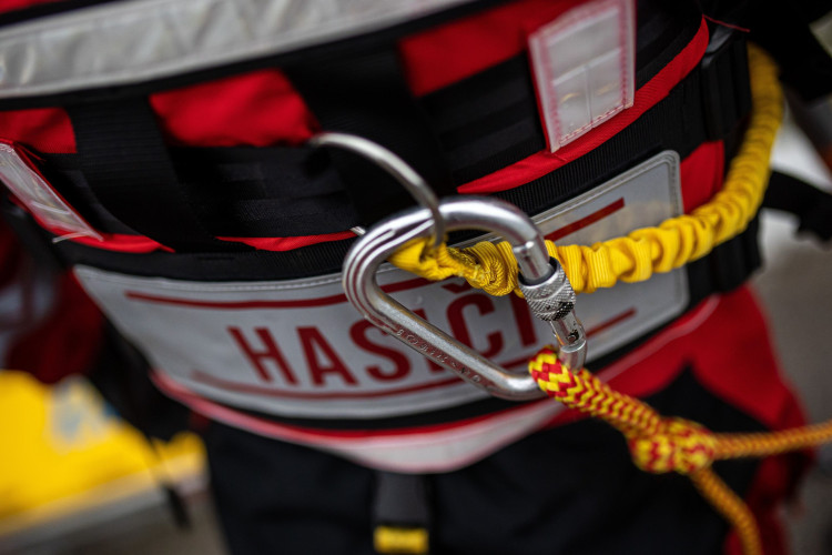 GALERIE: Jak vypadá záchrana člověka, pod kterým se propadne led?