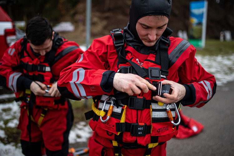 GALERIE: Jak vypadá záchrana člověka, pod kterým se propadne led?