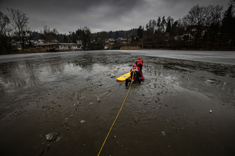 GALERIE: Jak vypadá záchrana člověka, pod kterým se propadne led?