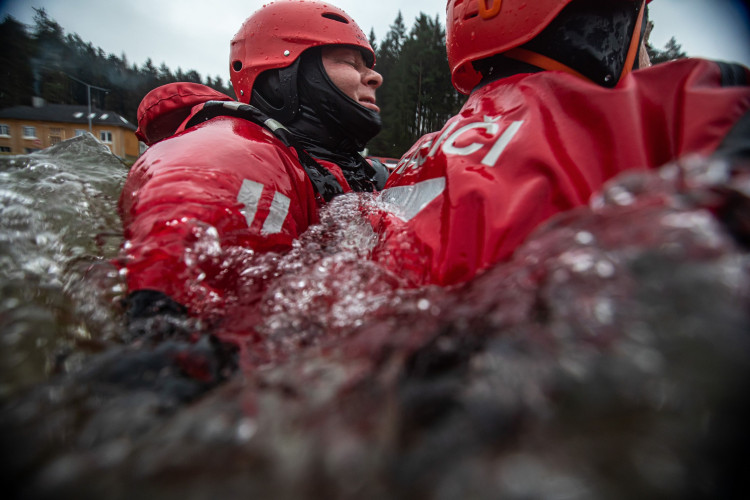 GALERIE: Jak vypadá záchrana člověka, pod kterým se propadne led?