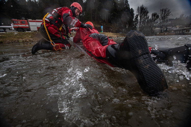 GALERIE: Jak vypadá záchrana člověka, pod kterým se propadne led?