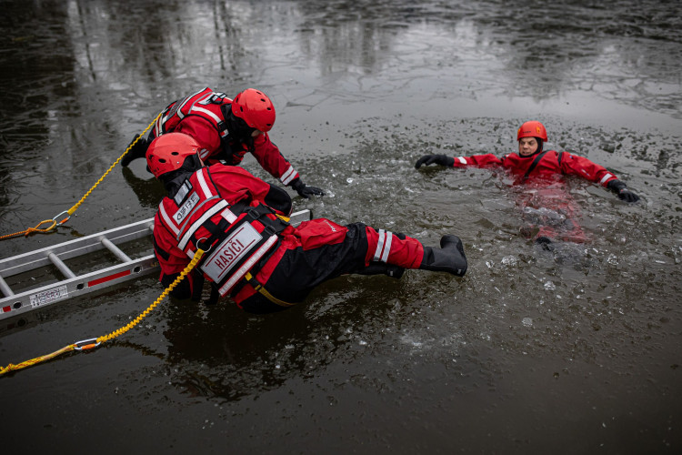 GALERIE: Jak vypadá záchrana člověka, pod kterým se propadne led?