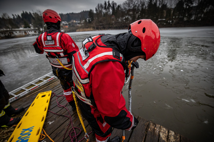 GALERIE: Jak vypadá záchrana člověka, pod kterým se propadne led?