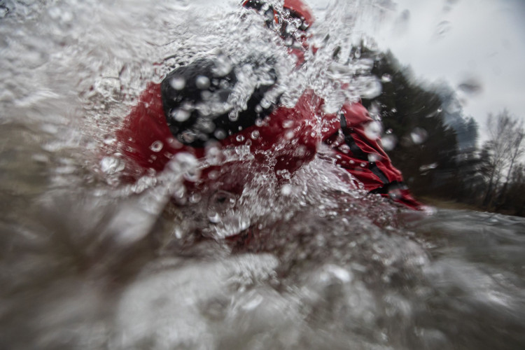 GALERIE: Jak vypadá záchrana člověka, pod kterým se propadne led?