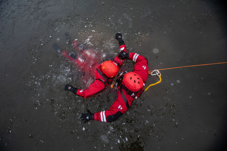 GALERIE: Jak vypadá záchrana člověka, pod kterým se propadne led?