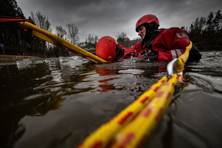 GALERIE: Jak vypadá záchrana člověka, pod kterým se propadne led?