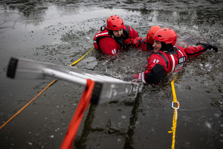 GALERIE: Jak vypadá záchrana člověka, pod kterým se propadne led?
