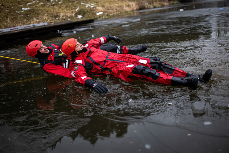 GALERIE: Jak vypadá záchrana člověka, pod kterým se propadne led?