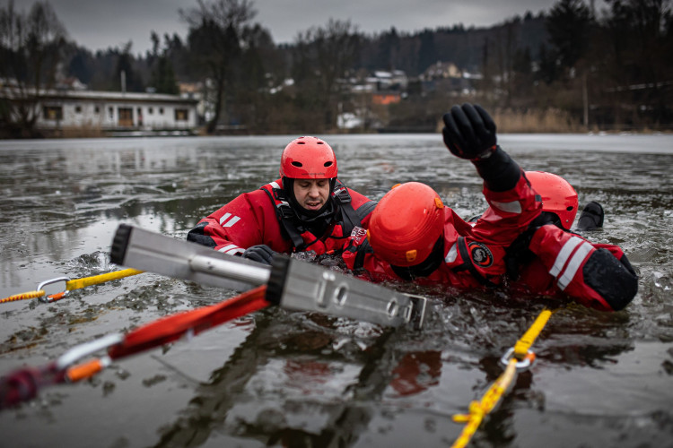 GALERIE: Jak vypadá záchrana člověka, pod kterým se propadne led?