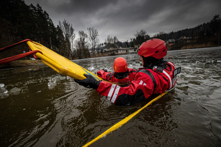 GALERIE: Jak vypadá záchrana člověka, pod kterým se propadne led?