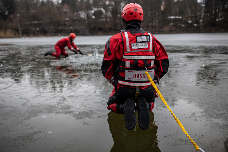 GALERIE: Jak vypadá záchrana člověka, pod kterým se propadne led?