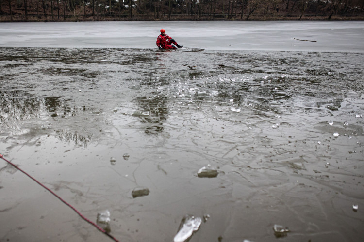 GALERIE: Jak vypadá záchrana člověka, pod kterým se propadne led?