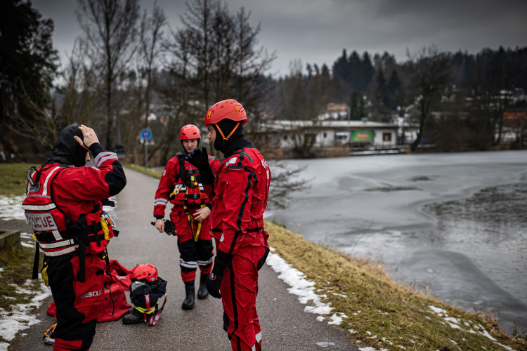 GALERIE: Jak vypadá záchrana člověka, pod kterým se propadne led?