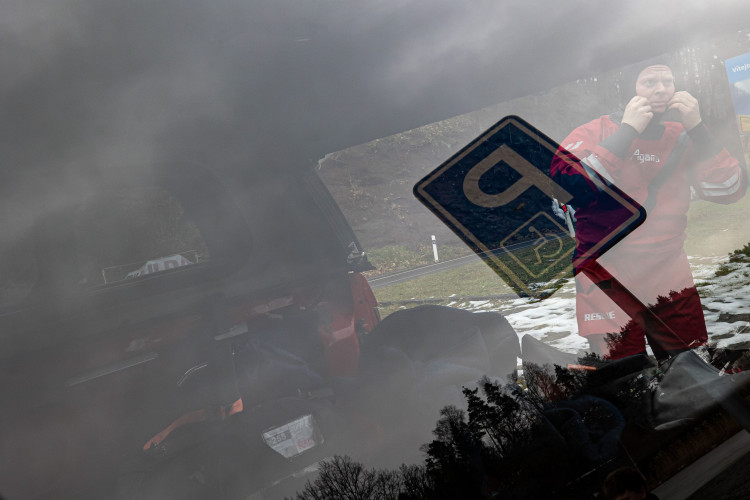 GALERIE: Jak vypadá záchrana člověka, pod kterým se propadne led?